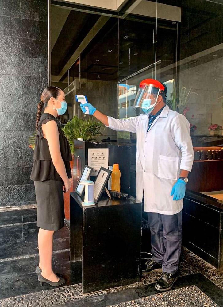The B Hotel Alabang Muntinlupa City Екстериор снимка