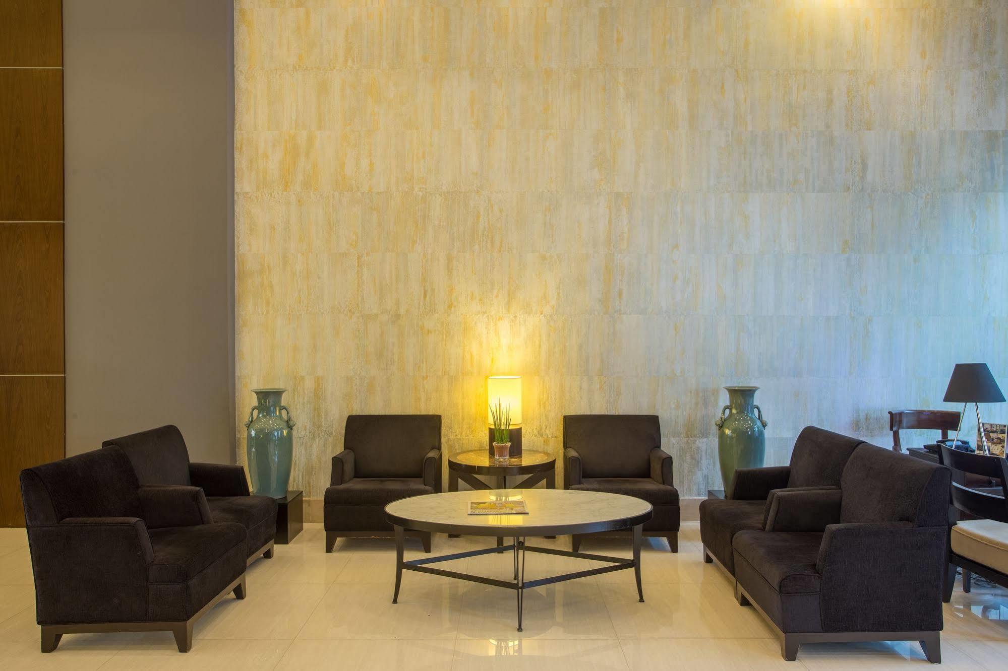 The B Hotel Alabang Muntinlupa City Екстериор снимка
