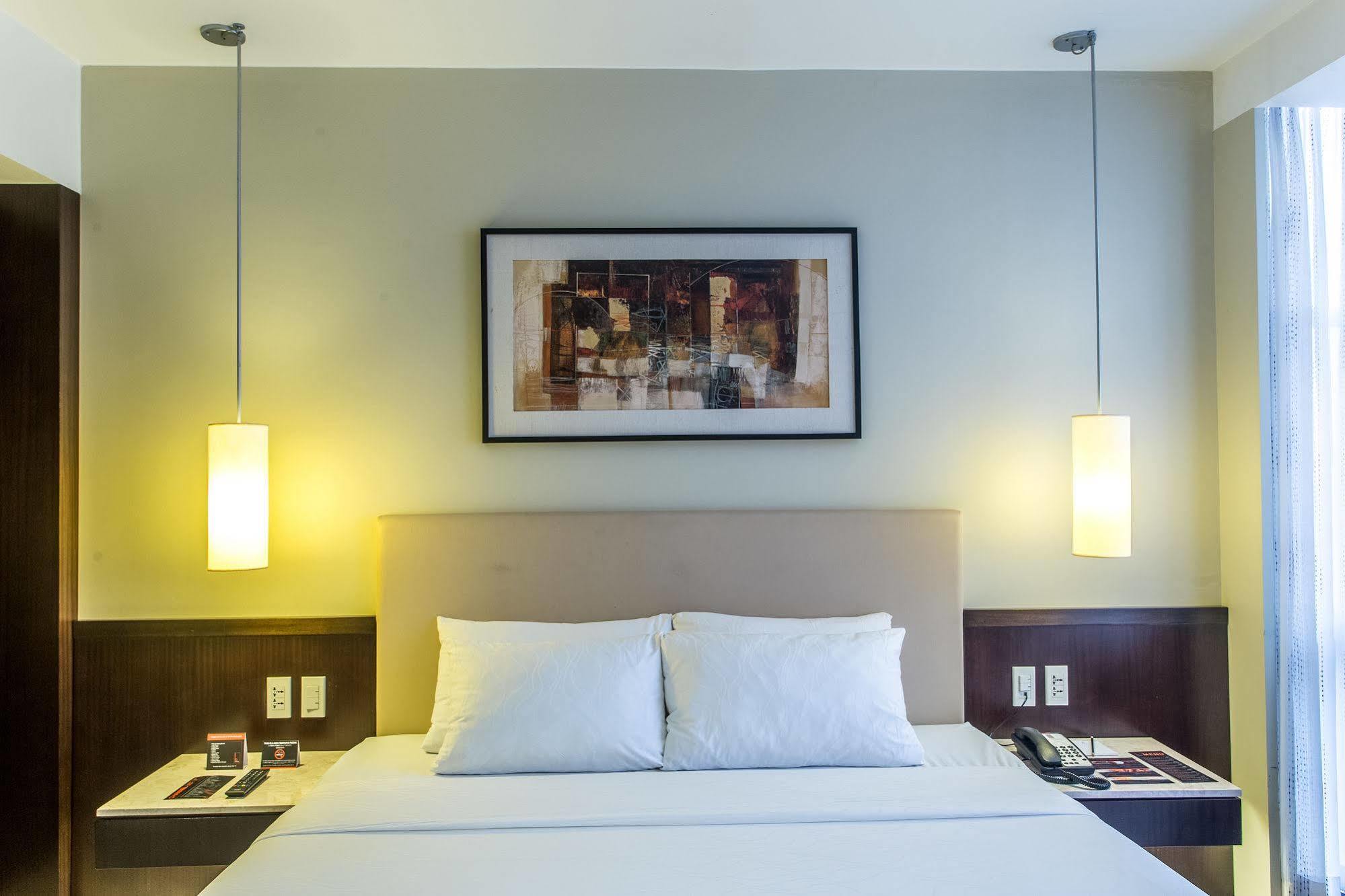 The B Hotel Alabang Muntinlupa City Екстериор снимка