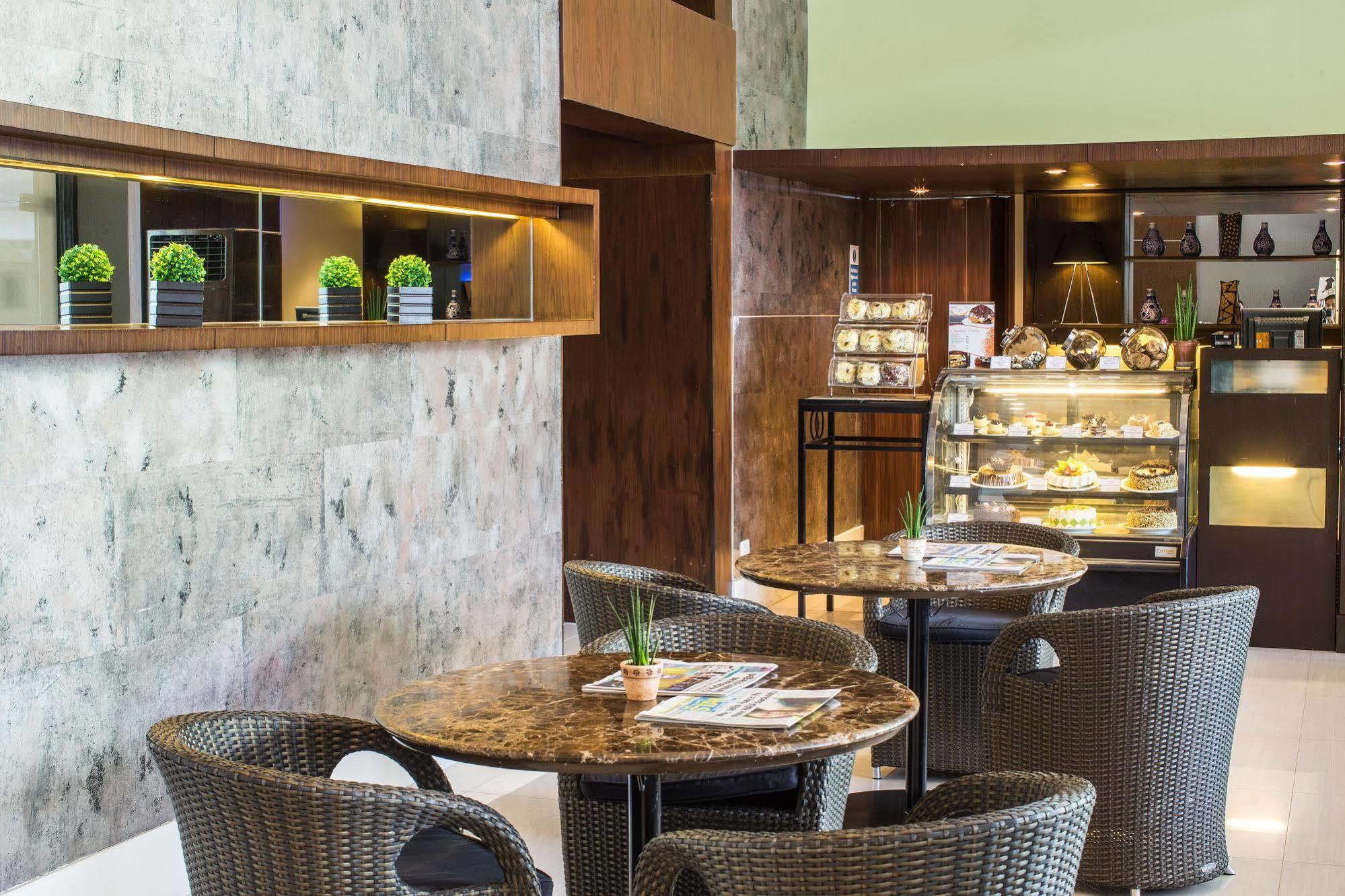 The B Hotel Alabang Muntinlupa City Екстериор снимка