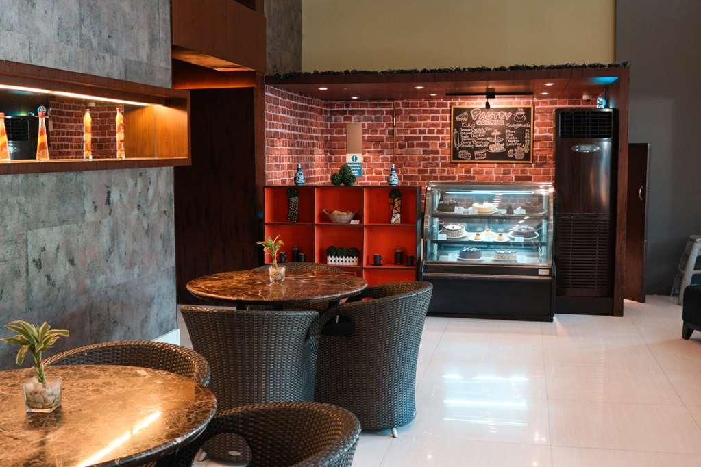 The B Hotel Alabang Muntinlupa City Ресторант снимка